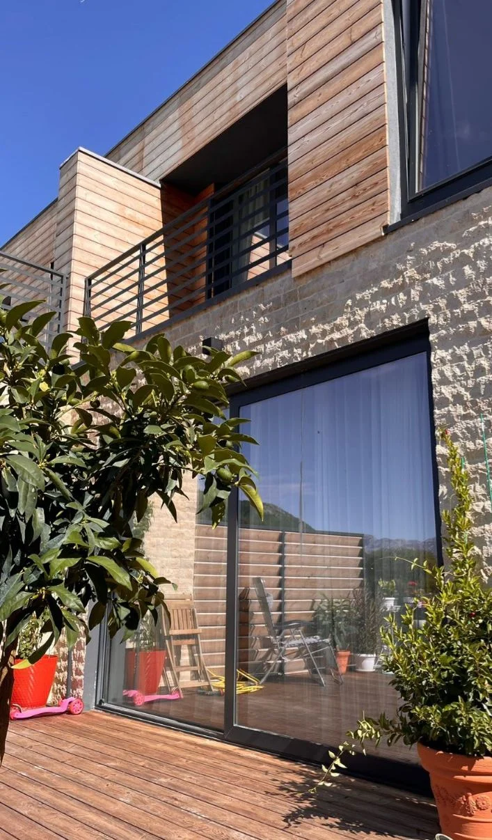 High-quality Townhouses with Sea Views in Kavac