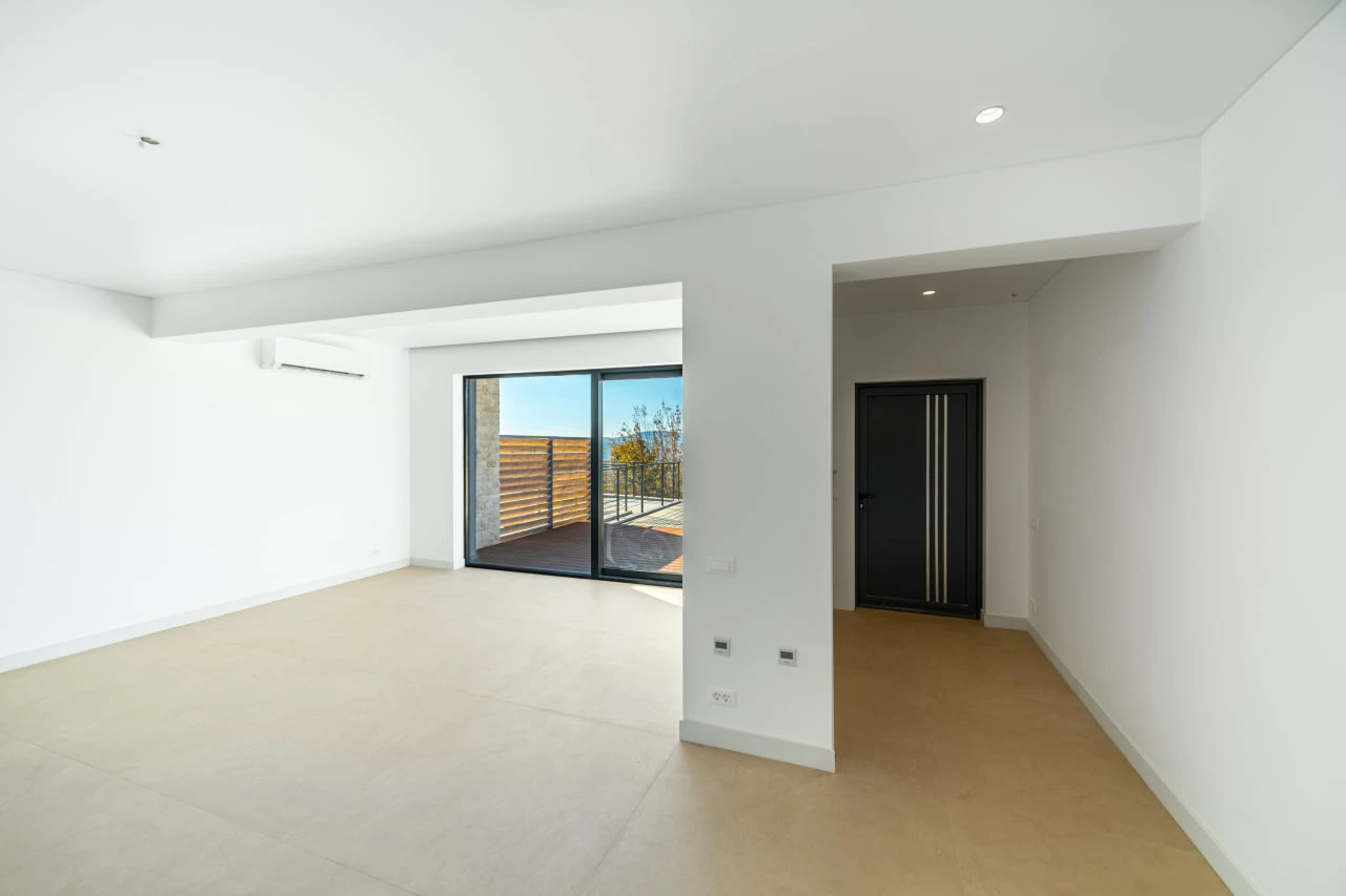 High-quality Townhouses with Sea Views in Kavac