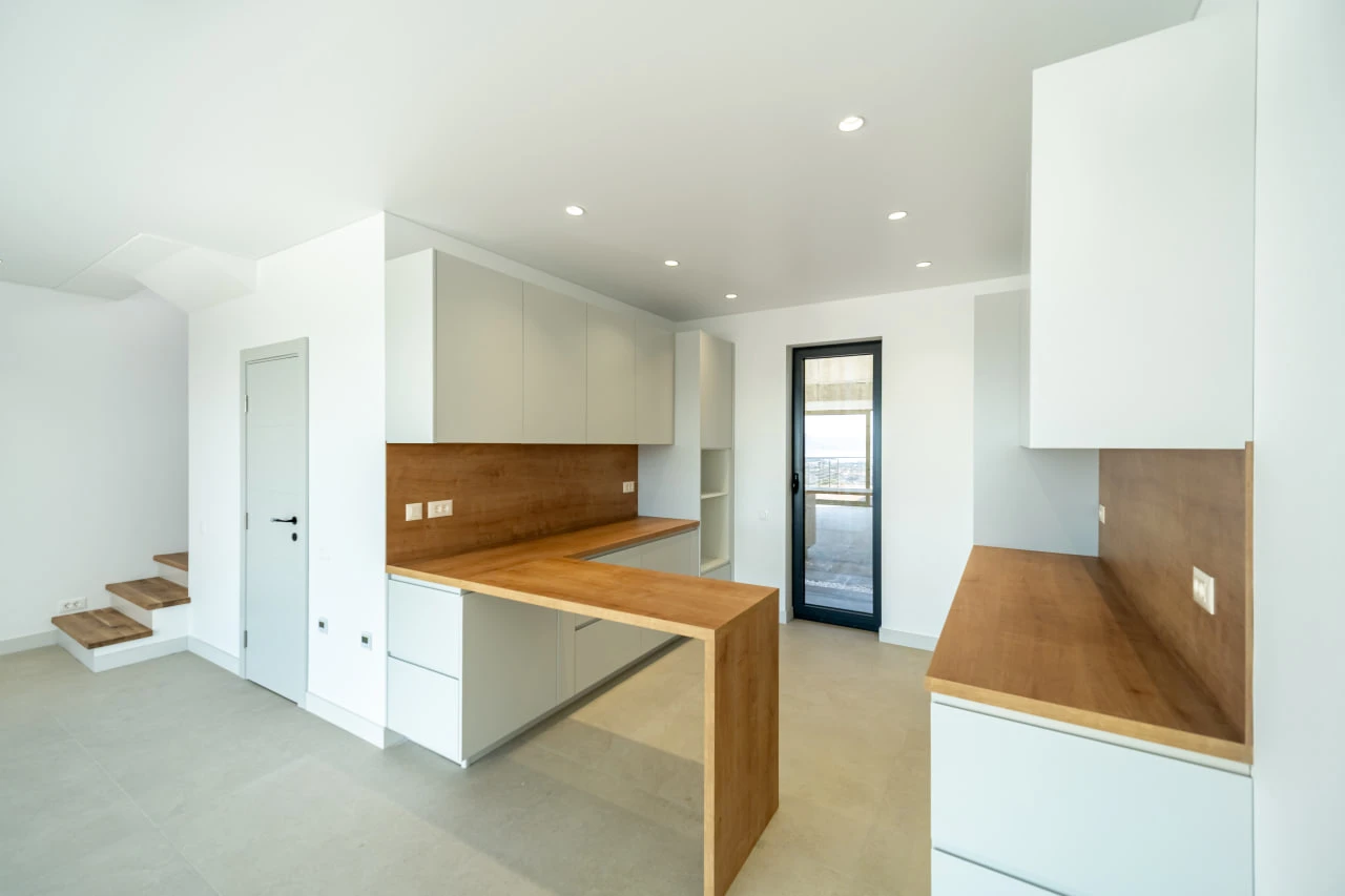 High-quality Townhouses with Sea Views in Kavac