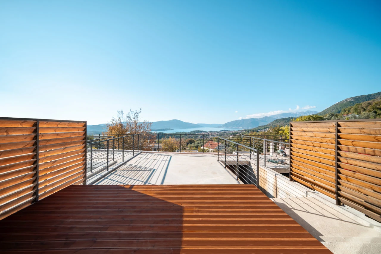 High-quality Townhouses with Sea Views in Kavac