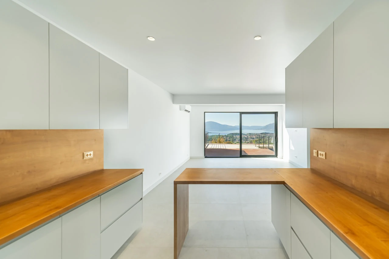 High-quality Townhouses with Sea Views in Kavac