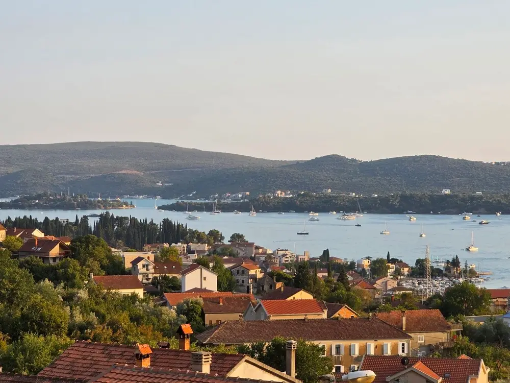 Premium 1-Bedroom Apartment with Luxury Rooftop Infinity Pool, Tivat, Tivat